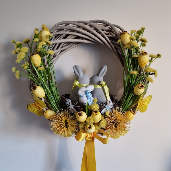 Couronne en osier gris artisanale décorée fleurs jaunes nid de lapins papillons ruban pour pâques "NID DE LAPINS"