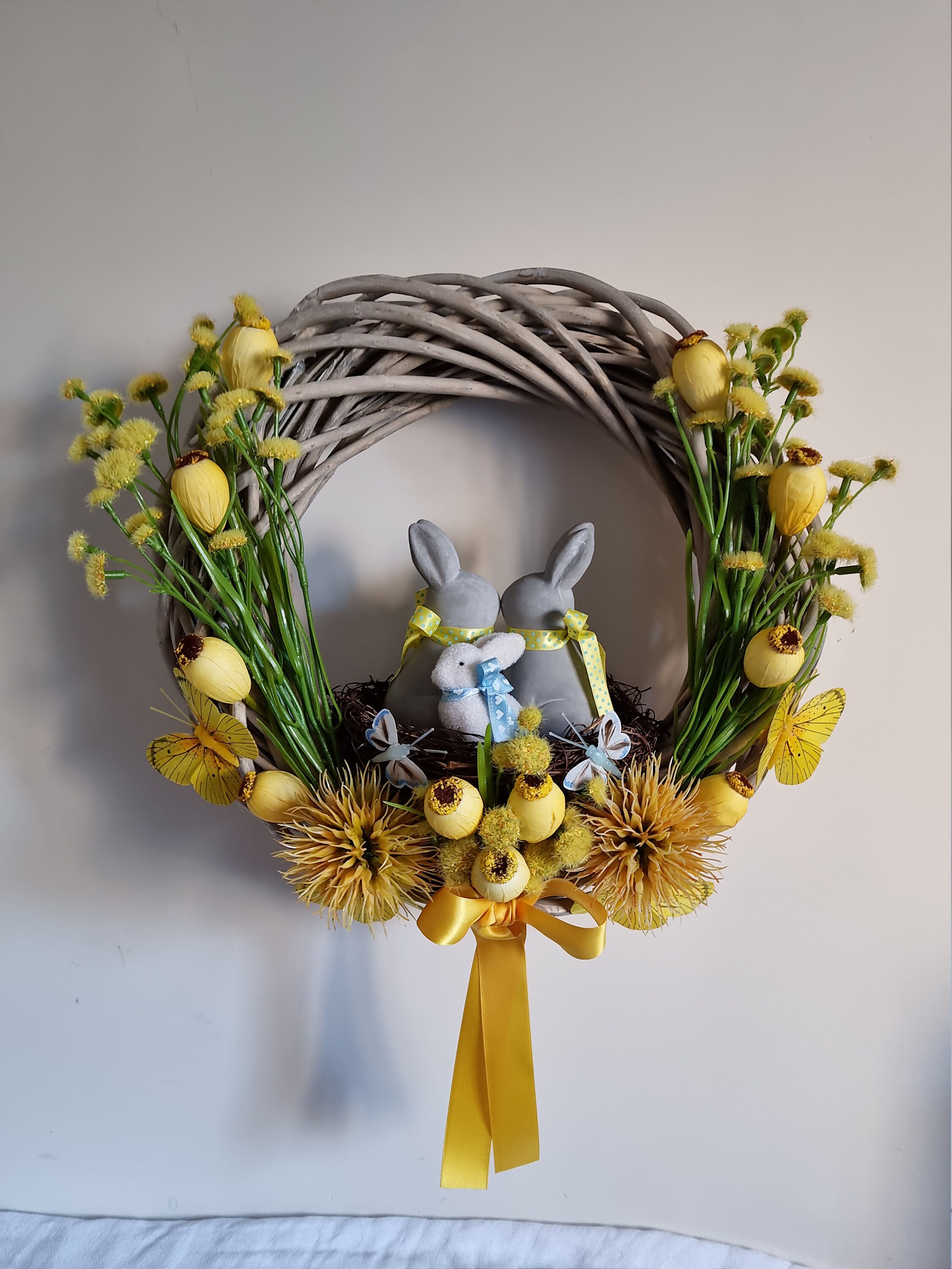 Couronne en Osier Gris Artisanale Décorée Fleurs Jaunes Nid de Lapins Papillons Ruban Pour Pâques Ni