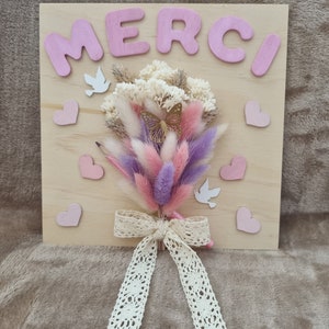 Placa de madera cruda hecha a mano decorada con flores de lagurus secas cinta de corazón de letra púrpura rosa blanca para regalo de amante "GRACIAS MUY DULCE"