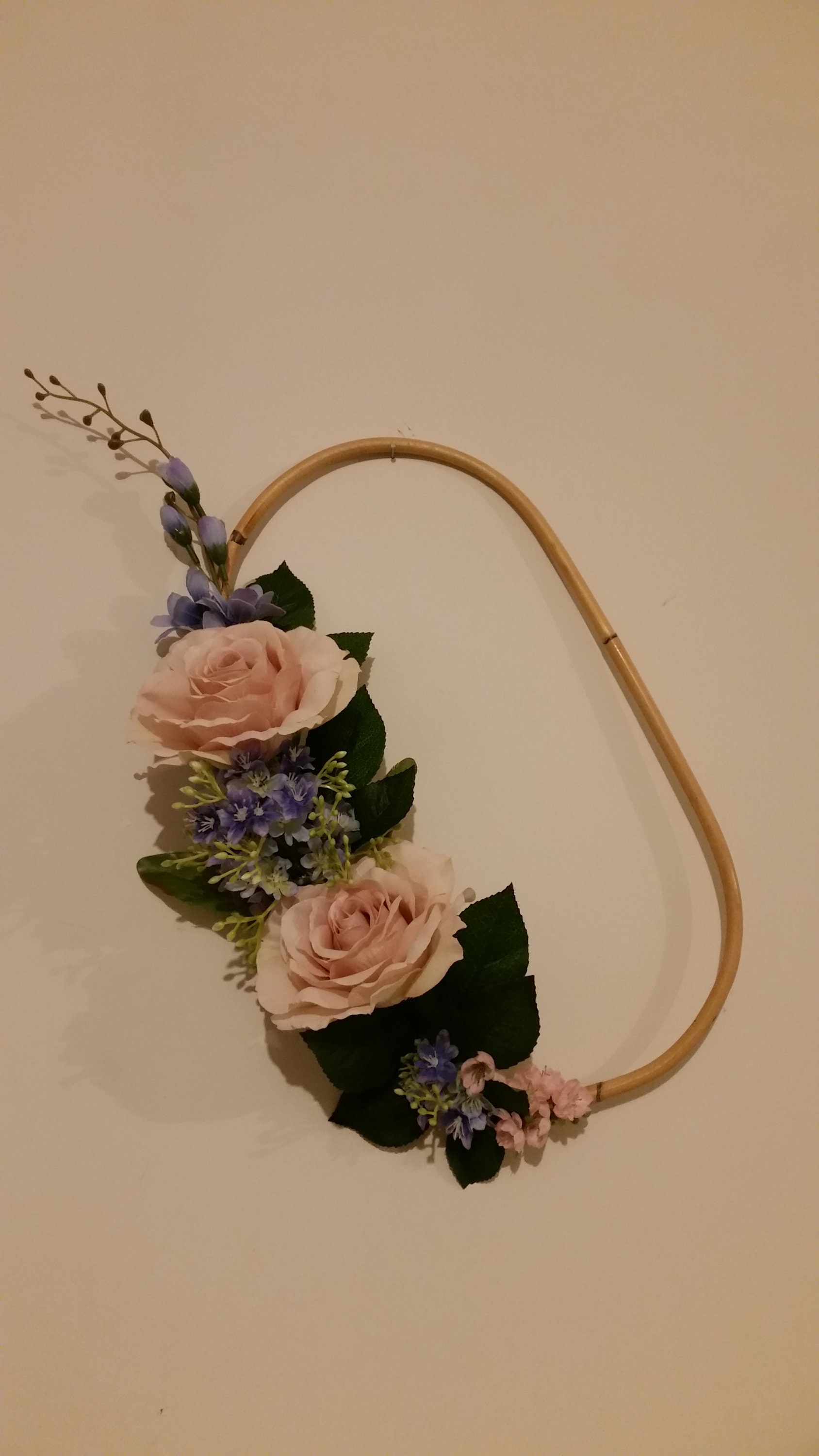Couronne Décorative Ovale en Rotin Rose et Pétunia Rose Bleue