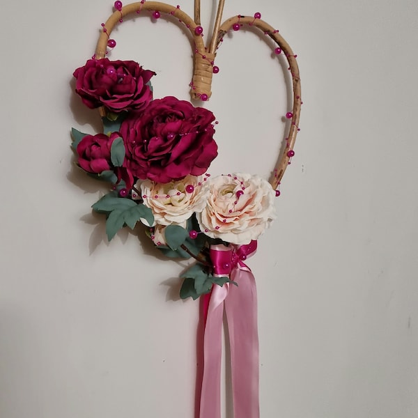 Coeur en bambou artisanal décoré de camélias beige et rose violine de perles pour la St Valentin "CAMELIAS AUX PERLES"