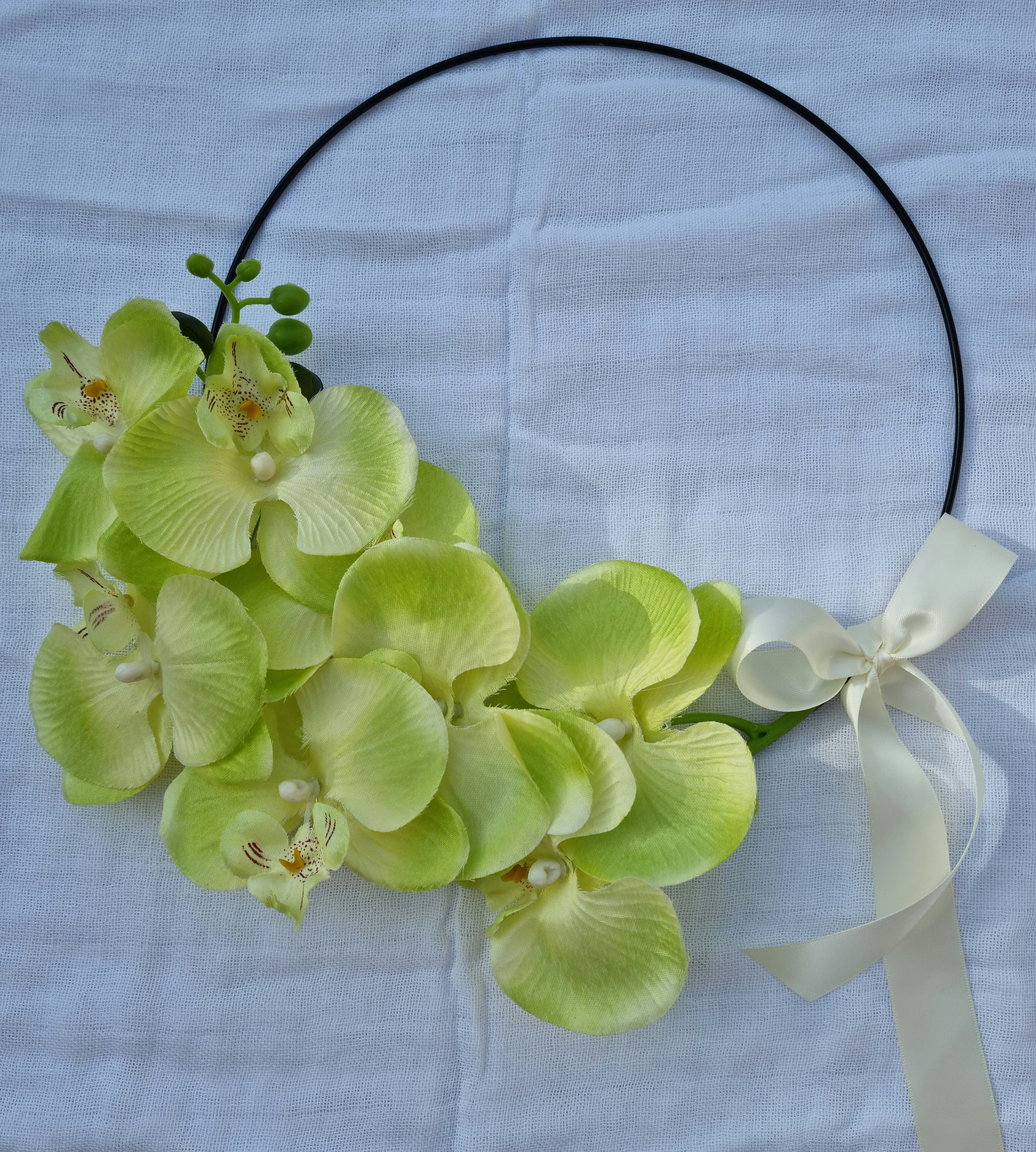 Cercle Décoratif Fleuri en Métal Noir Orchidée et Ruban Orchidee Verte