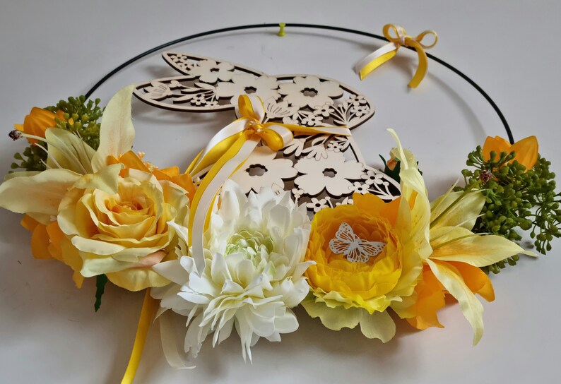 Black metal circle decorated for Easter with a wooden rabbit, a lotus, lilies, roses and greenery VIVE LE PRINTEMPS image 8