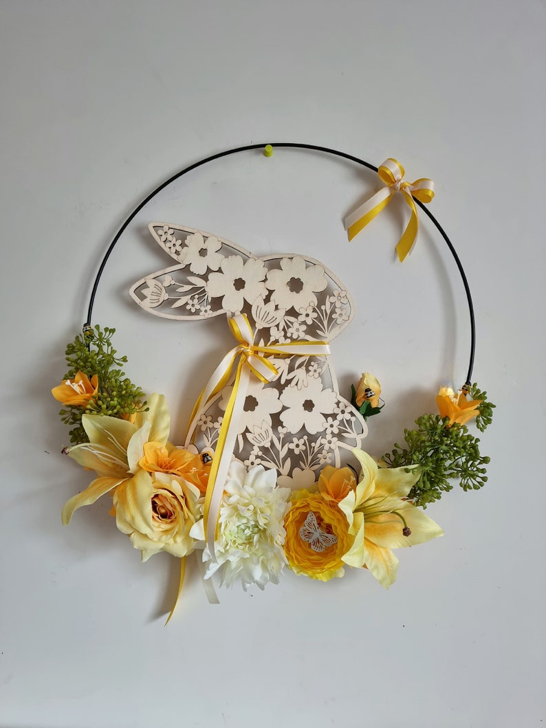 Cercle en métal noir décoré pour pâques avec un lapin en bois un lotus des lys des roses et de la verdure VIVE LE PRINTEMPS Bild 1