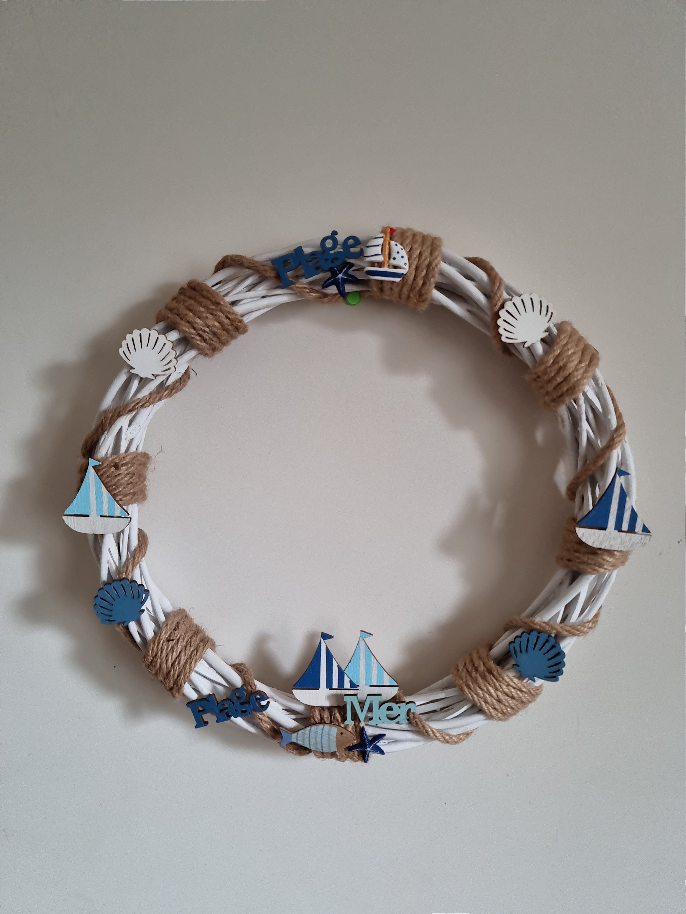 Couronne en Osier Blanc Décoré de Corde Jute et Thème La Mer Bateaux Poissons Coquillages Tous A La