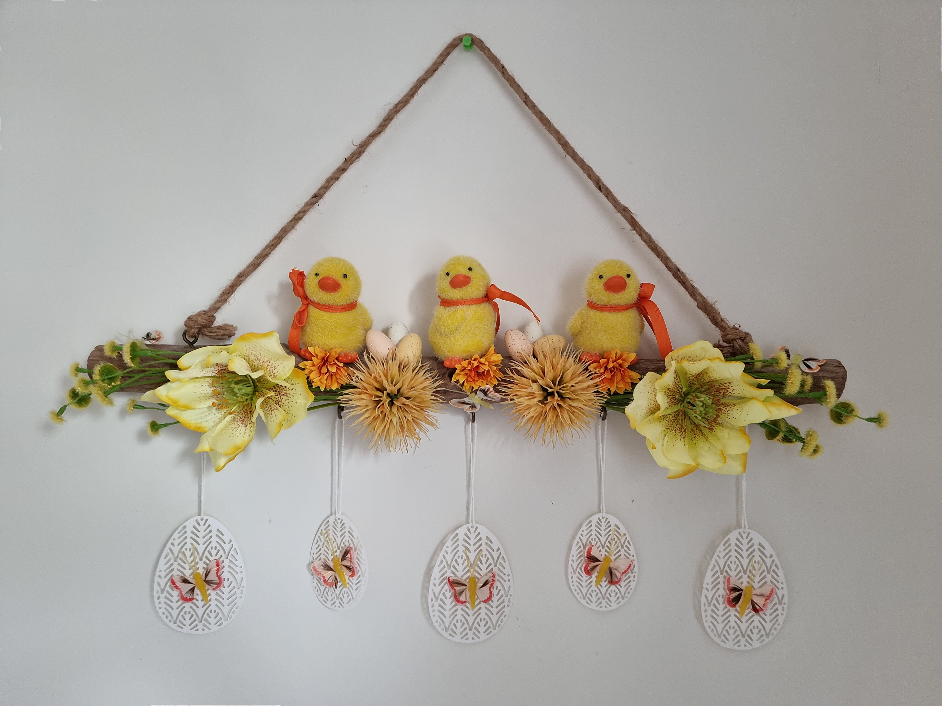 Branche en Bois Artisanale Décoré Poussins Jaune Fleurs Papillons Œufs Suspendus Les 3 Poussins