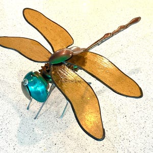 トンボの彫刻、ステンドグラスの羽、マルチメディア、スチームパンク、アップサイクル、再利用