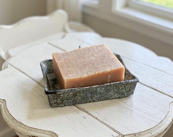 Pastilla de jabón de naranja y vainilla: jabón natural hecho a mano mediante el proceso en frío.