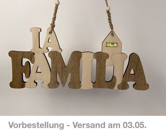 Haussegen Wasserwaage La Familia aus Holz zum hängen | Geschenk zum Einzug Umzug | Geschenke für Paare | Wasserwaage Haussegen