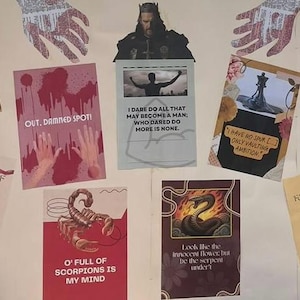 Puede incluir: Una colección de tarjetas y velas con citas e imágenes. Las tarjetas presentan citas como "Out, damned spot!" y "I dare do all that may become a man." Las velas son blancas y están en un embalaje de plástico transparente.