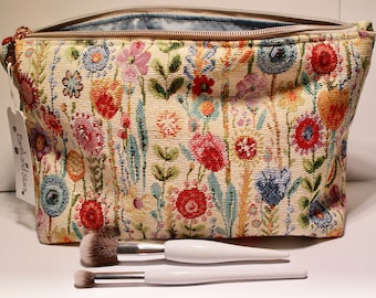 Kew Garden Tapestry wash Bag, makeup bag, toiletry bag. Water resistant lining. Size H 17cm x L 30cm W 10cm