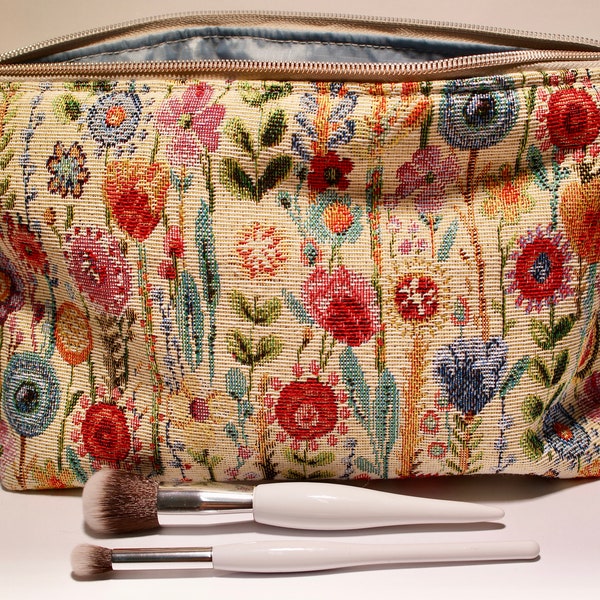 Kew Garden Tapestry wash Bag, makeup bag, toiletry bag. Water resistant lining. Size H 17cm x L 30cm W 10cm