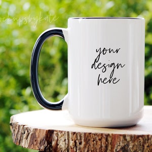 15 oz. maqueta de taza, maqueta de taza blanca y negra, maqueta de taza estilizada, foto de archivo de taza, maqueta de taza al aire libre, maqueta de taza en blanco, descarga instantánea