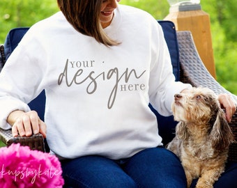 Gildan 18000 Maquette | Gildan White Sweatshirt Mockup | | dog mama mockup | de maquette d’amoureux des chiens Sweatshirt blanc Stock Photo | Téléchargement instantané