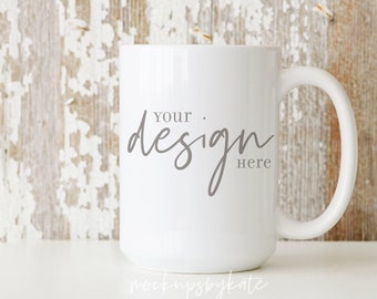 Puede incluir: Taza de cerámica blanca con una inscripción gris que dice "Your design here" sobre un fondo de madera blanqueada.