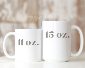 Puede incluir: Dos tazas de cerámica blanca con texto negro. La taza más pequeña dice "11 oz." y la taza más grande dice "15 oz."