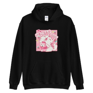 K&ouml;nnte beinhalten: Schwarzer Kapuzenpullover mit einem Cartoon-Katzen-Design, das Erdbeermilch trinkt. Das Design enth&auml;lt japanischen Text und Erdbeer-Grafiken. Der Hoodie hat eine Kapuze mit Kordelzug und eine Vordertasche.