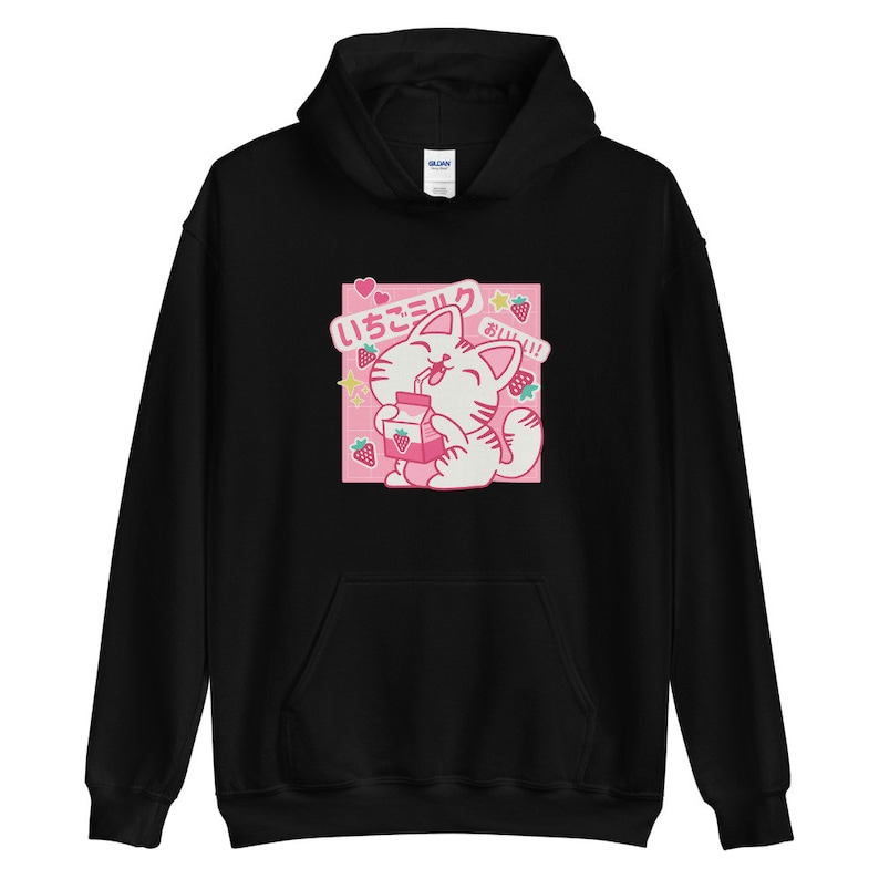K&ouml;nnte beinhalten: Schwarzer Kapuzenpullover mit einem Cartoon-Katzen-Design, das Erdbeermilch trinkt. Das Design enth&auml;lt japanischen Text und Erdbeer-Grafiken. Der Hoodie hat eine Kapuze mit Kordelzug und eine Vordertasche.