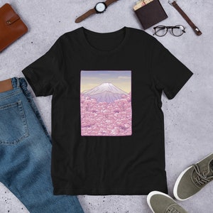 Puede incluir: Camiseta negra con un gr&aacute;fico del Monte Fuji con flores de cerezo rosas en primer plano.