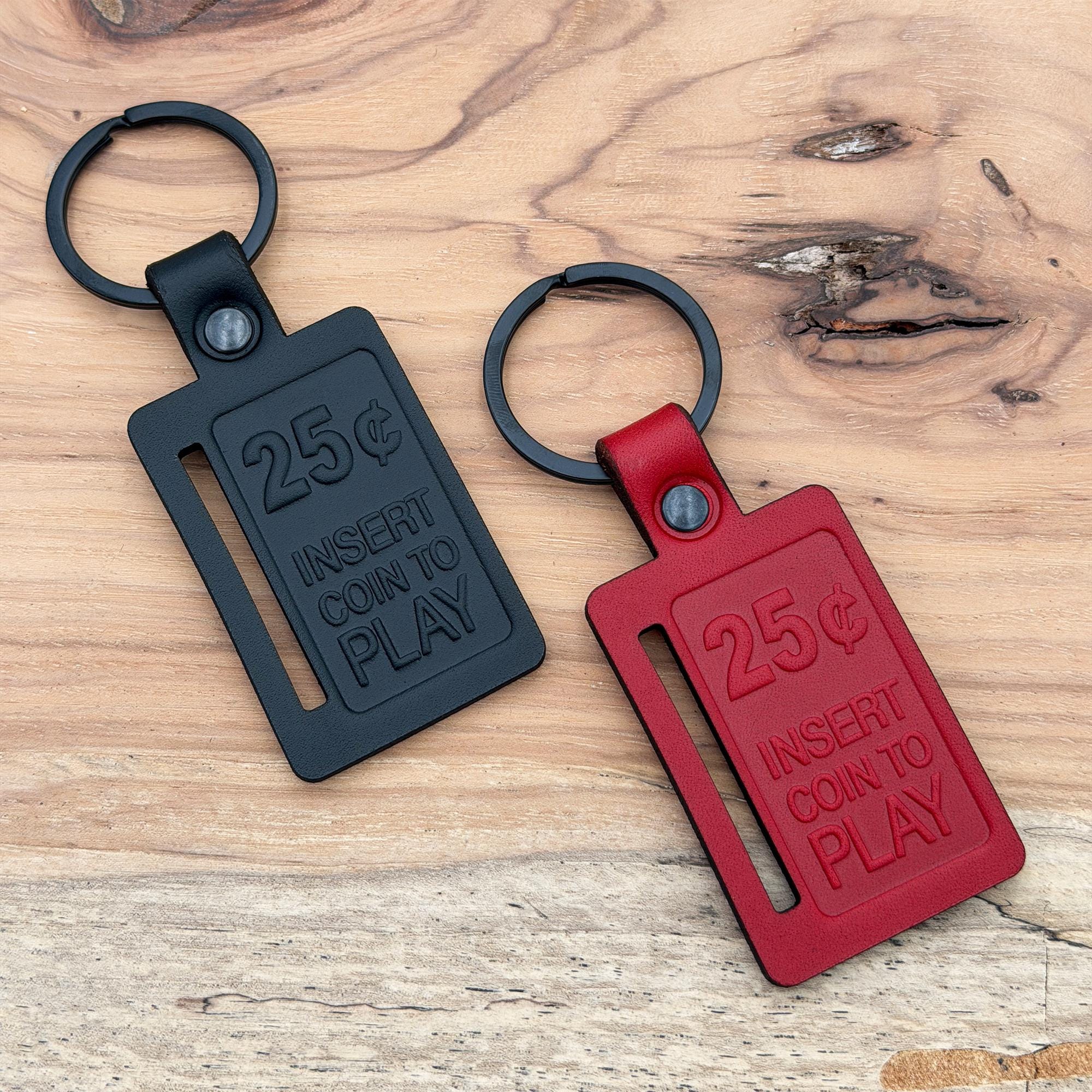 ケージ・アクセサリー Kuri 25 Cents Insert Coin to Play Leather Keychain | Arcade Retro