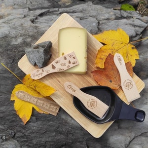 Personalized raclette spatula in beech made in France - Ideal gift - Laser engraving