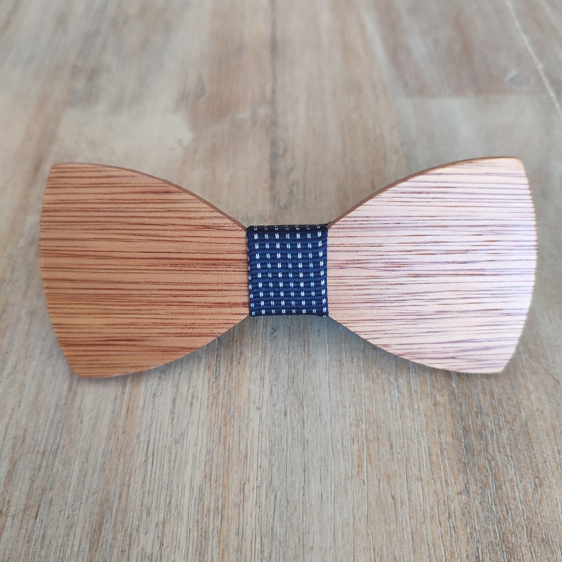 Wooden bow tie Laser engraving Personalization Bleu petits carreaux
