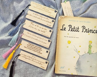 Marque page avec citation en bois. Personnalisation possible au recto. Choix de la couleur du pompon