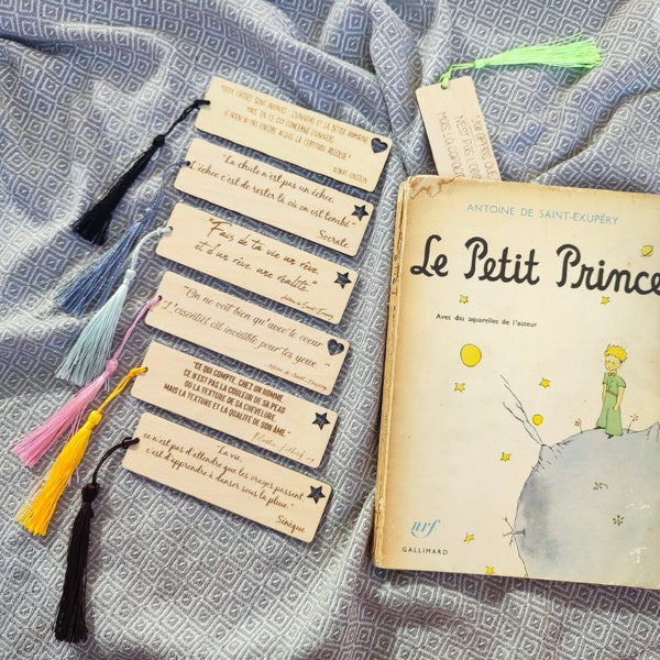 Marque page avec citation en bois. Personnalisation possible au recto. Choix de la couleur du pompon