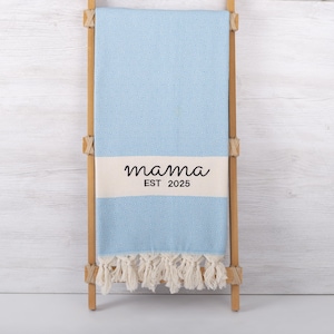 Mama EST 2025 personalisierte Strandtuch, neue Mutter Geschenk, individuell gesticktes türkisches Handtuch