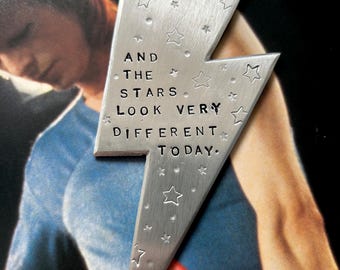David Bowie Flash Logo Unisex Collana In Peltro Color Argento, Ciondolo Iconico Su Catena 53 Cm