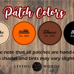 Puede incluir: Cuatro parches redondos de diferentes colores con texto. Los colores son humo, silla de montar, tabaco y negro. Cada parche tiene el texto "Est. 2021" debajo del nombre del color.