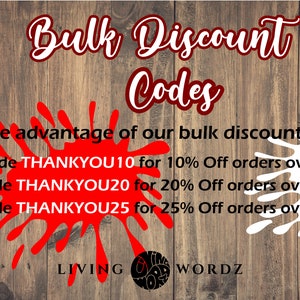 Puede incluir: Un fondo de madera con salpicaduras de pintura roja y blanca. El texto "Bulk Discount Codes" est&aacute; escrito en rojo. El texto "Aprovecha nuestras ofertas de compra al por mayor." est&aacute; escrito en negro. El texto "Usa el c&oacute;digo THANKYOU10 para un 10% de descuento en pedidos superiores a 90 &euro;" est&aacute; escrito en negro. El texto "Usa el c&oacute;digo THANKYOU20 para un 20% de descuento en pedidos superiores a 190 &euro;" est&aacute; escrito en negro. El texto "Usa el c&oacute;digo THANKYOU25 para un 25% de descuento en pedidos superiores a 250 &euro;" est&aacute; escrito en negro. El texto "LIVING WORDZ" est&aacute; escrito en negro.