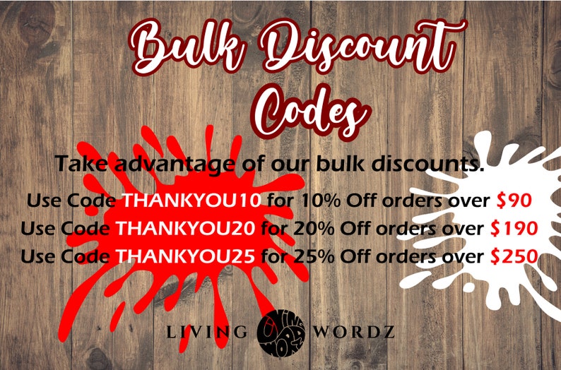 Puede incluir: Un fondo de madera con salpicaduras de pintura roja y blanca. El texto "Bulk Discount Codes" est&aacute; escrito en rojo. El texto "Aprovecha nuestras ofertas de compra al por mayor." est&aacute; escrito en negro. El texto "Usa el c&oacute;digo THANKYOU10 para un 10% de descuento en pedidos superiores a 90 &euro;" est&aacute; escrito en negro. El texto "Usa el c&oacute;digo THANKYOU20 para un 20% de descuento en pedidos superiores a 190 &euro;" est&aacute; escrito en negro. El texto "Usa el c&oacute;digo THANKYOU25 para un 25% de descuento en pedidos superiores a 250 &euro;" est&aacute; escrito en negro. El texto "LIVING WORDZ" est&aacute; escrito en negro.