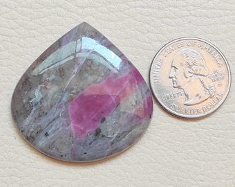 Cabochon a forma di cuore in feldspato rubino naturale: 94 carati, 41 mm