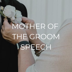 Könnte beinhalten: Hände, die eine weiße Blumen-Boutonniere an einem schwarzen Anzug anbringen. Der Text "MOTHER OF THE GROOM SPEECH" ist in Weiß über dem Bild eingeblendet, was auf ein Hochzeitsthema hindeutet.