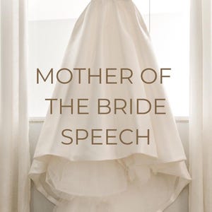 Könnte beinhalten: Ein cremefarbenes Brautkleid hängt vor einem Fenster mit transparenten Vorhängen. Der Text "MOTHER OF THE BRIDE SPEECH" wird in brauner Schrift angezeigt.