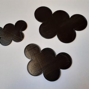 以下が含まれることがあります： ミニチュアフィギュア用の黒い雲の形をしたベースが3つ。ベースはテクスチャ加工されたプラスチック素材で作られています。