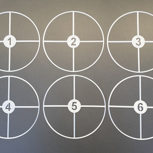 Könnte beinhalten: Sechs weiße Kreise mit schwarzen Umrissen und den Zahlen 1 bis 6 in der Mitte. Jeder Kreis ist durch zwei weiße Linien in vier Quadranten unterteilt.
