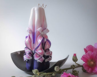 Gesneden kaars in roze en paarse tinten.
