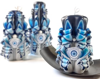 Blauwe en witte gebeeldhouwde kaarsen. Boze oog decor