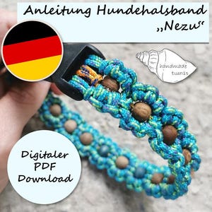 Op de afbeelding: Een digitale PDF-download voor een handgemaakt hondenhalsband met blauw, groen en paars paracord, houten kralen en een zwarte plastic gesp. De halsband is gelabeld met "Nezu" en "handmade tuanis".
