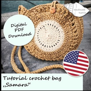 Könnte beinhalten: Eine handgefertigte, runde Häkeltasche in Beige und Creme. Die Tasche hat ein kreisförmiges Design mit einem cremefarbenen Zentrum und einem beigen Rand. Sie hat einen Riemen und einen Holzknopfverschluss. Der Text "Digital PDF Download" und "Tutorial crochet bag Samara" sind ebenfalls sichtbar.