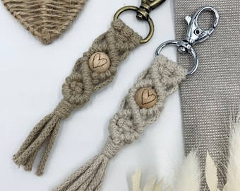 Makramee Schlüsselanhänger mit Motiv Holzperle Herz | Geschenk für Freundin oder Mama im Boho Stil in vielen Farben