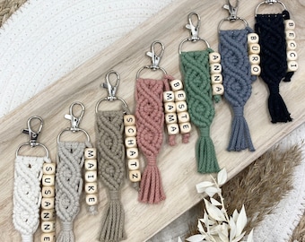 Personalisierter Makramee Schlüsselanhänger / Taschenanhänger „Wave“ | Geschenk für Freundin oder Mama im Boho Stil in vielen Farben