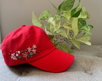 Echte rote Mütze mit weißen und blauen Blumen, blaue und weiße Blumen auf roter Mütze, bestickte Mütze, bestickte Baseballmütze, Stickerei auf Mütze