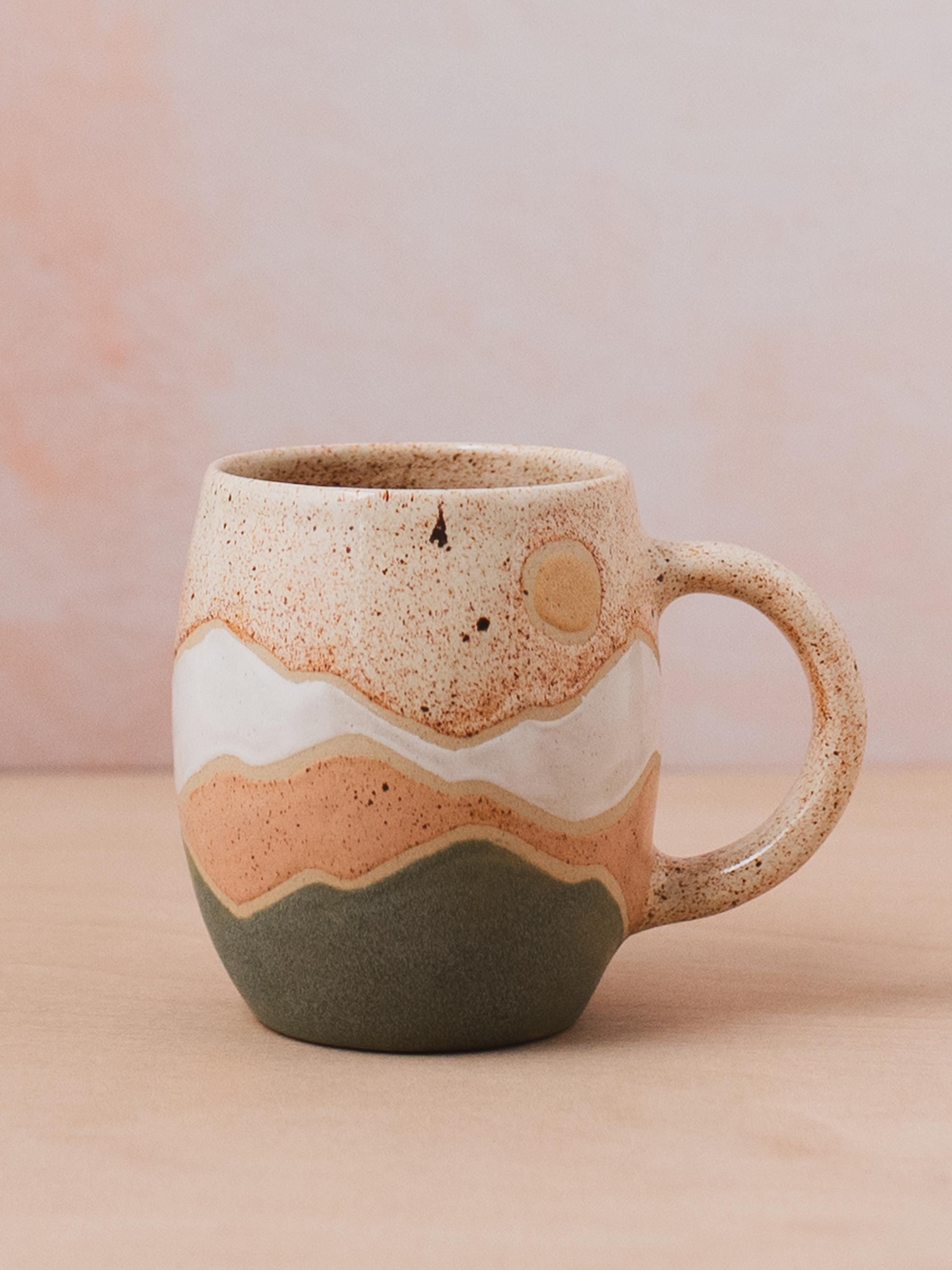 Taza de cerámica hecha a mano / Regalo único de cerámica / Diseño de paisaje rosa y verde / Hecho en Derbyshire