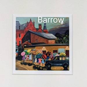 Op de afbeelding: Een kleurrijk schilderij van een straatbeeld in Barrow, Engeland. Het schilderij toont een rij mensen die kleurrijke parapluies vasthouden, een zwarte auto en een rood bakstenen gebouw op de achtergrond.