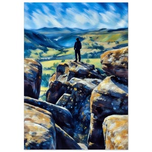 Puede incluir: Pintura al óleo que representa a una persona de pie sobre un afloramiento rocoso, contemplando un vasto paisaje. La escena presenta colinas verdes, un valle y un cielo azul brillante con nubes. La obra utiliza una paleta de azules, verdes y marrones.