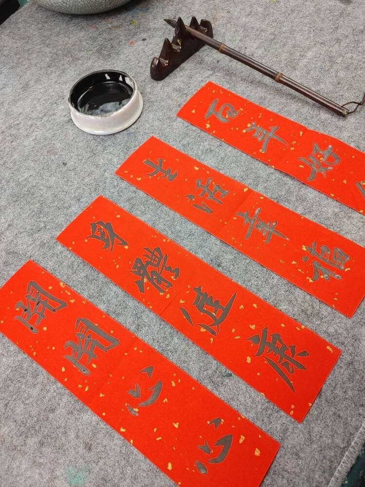 ensemble de 4 calligraphies chinoises pour le nouvel an chinois manuscrit, 新年揮春 | fai chun, bannières rouges