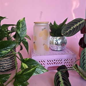 Bicchiere in vetro per limonata al limone / Coperchio e cannuccia in bambù / Regalo ecologico sostenibile / Idee regalo per gli amanti del caffè freddo Bicchiere giallo fruttato